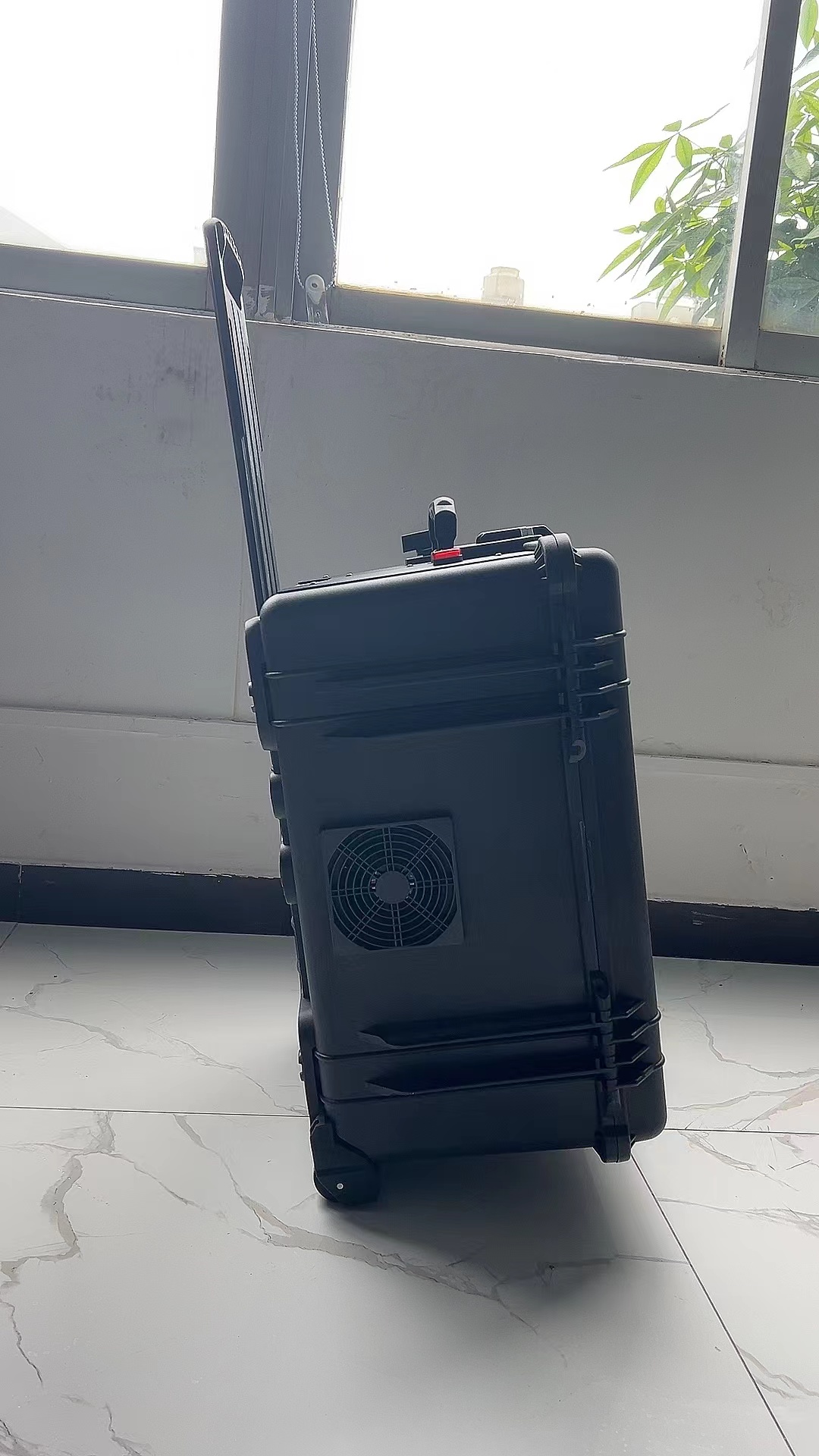 毛感乡手拉箱型移动通信干扰器